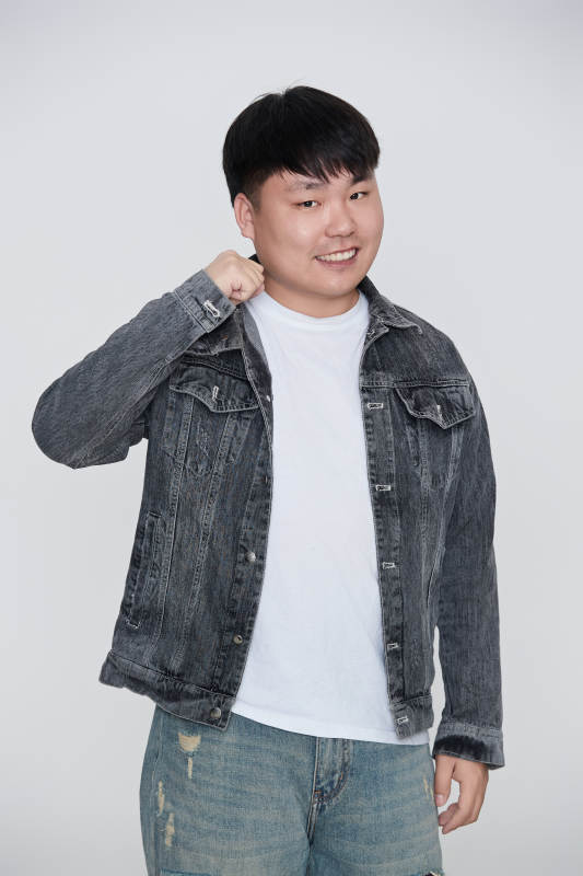 白色背景下的快乐胖男士