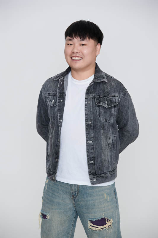 白色背景下的快乐胖男士