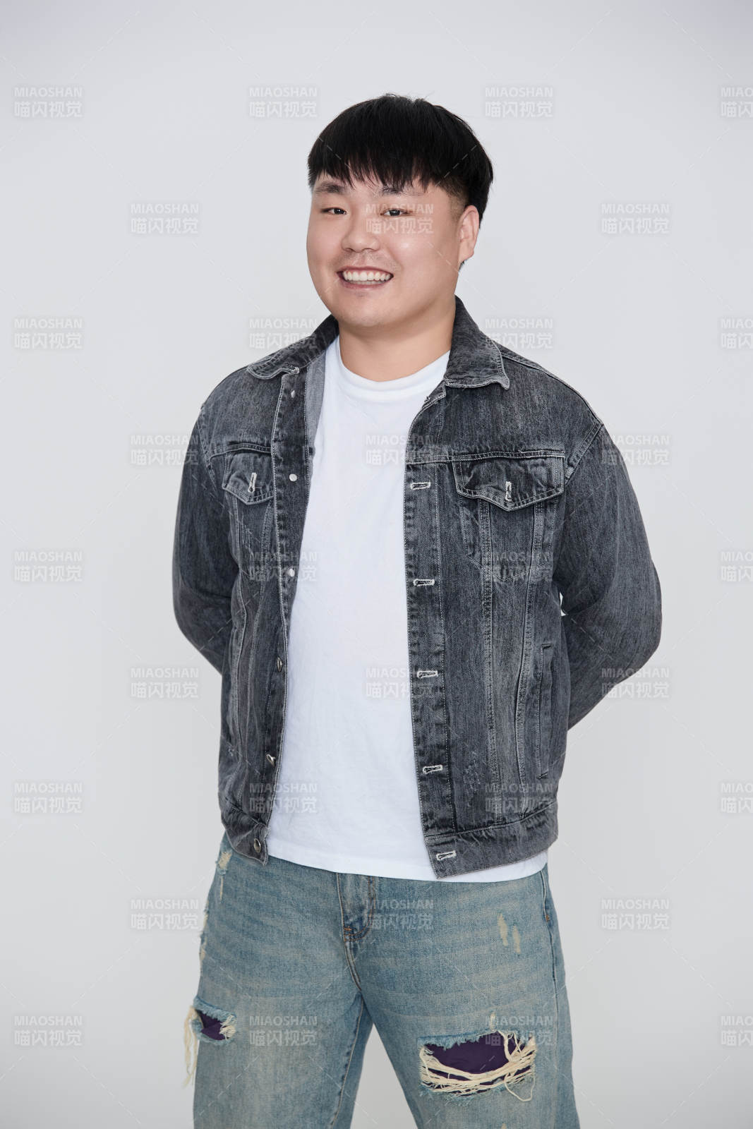 白色背景下的快乐胖男士