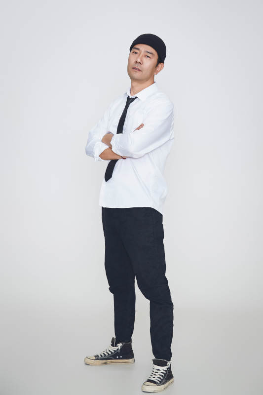 白色背景下的雅痞男士形象