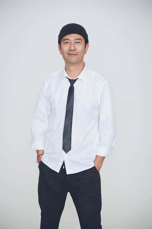 白色背景下的雅痞男士形象