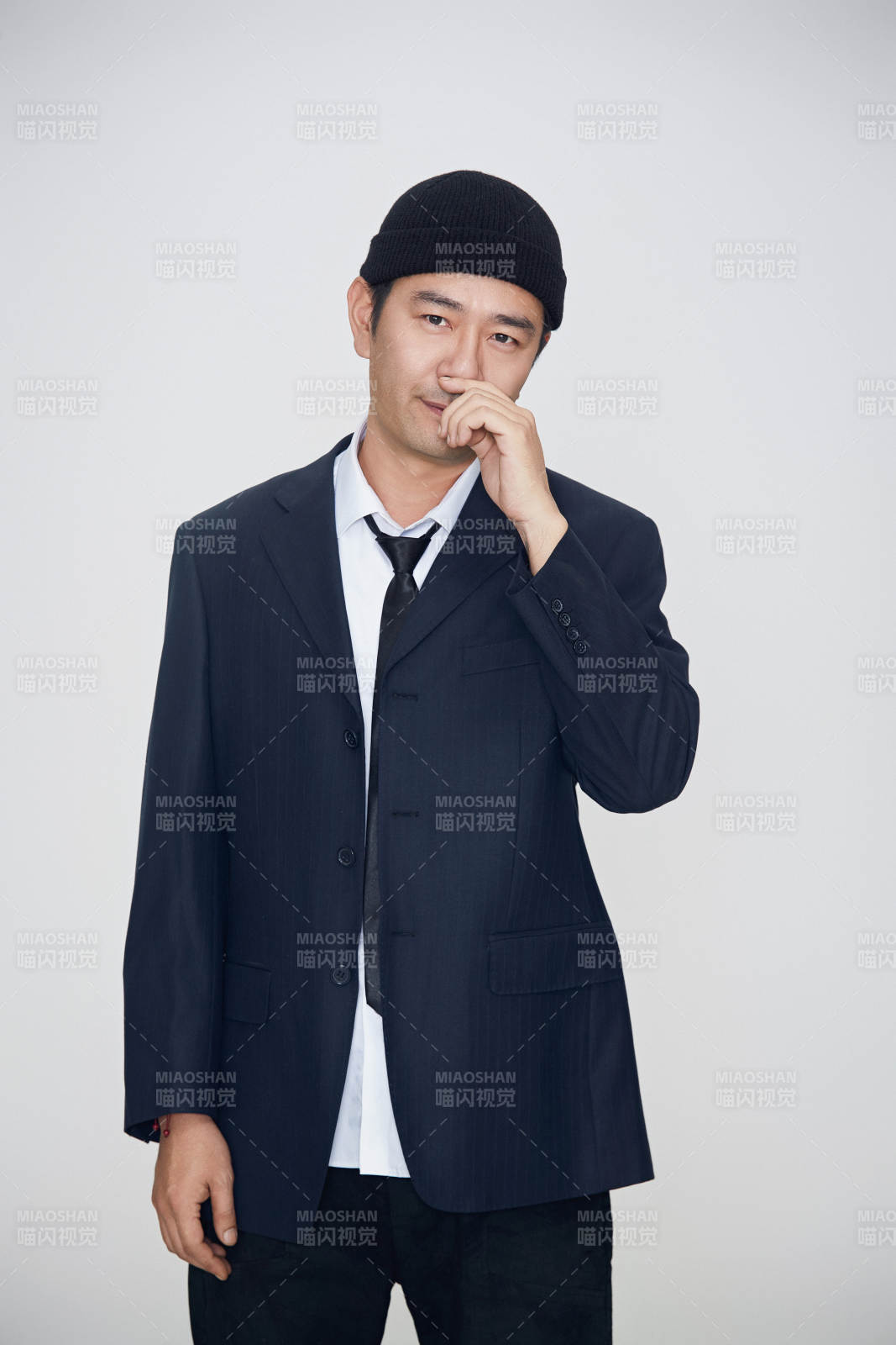 白色背景下的雅痞男士形象