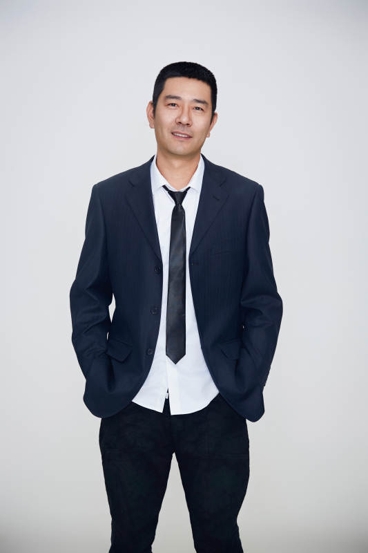 白色背景下的雅痞男士形象