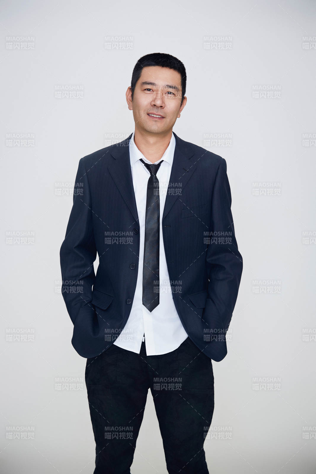 白色背景下的雅痞男士形象