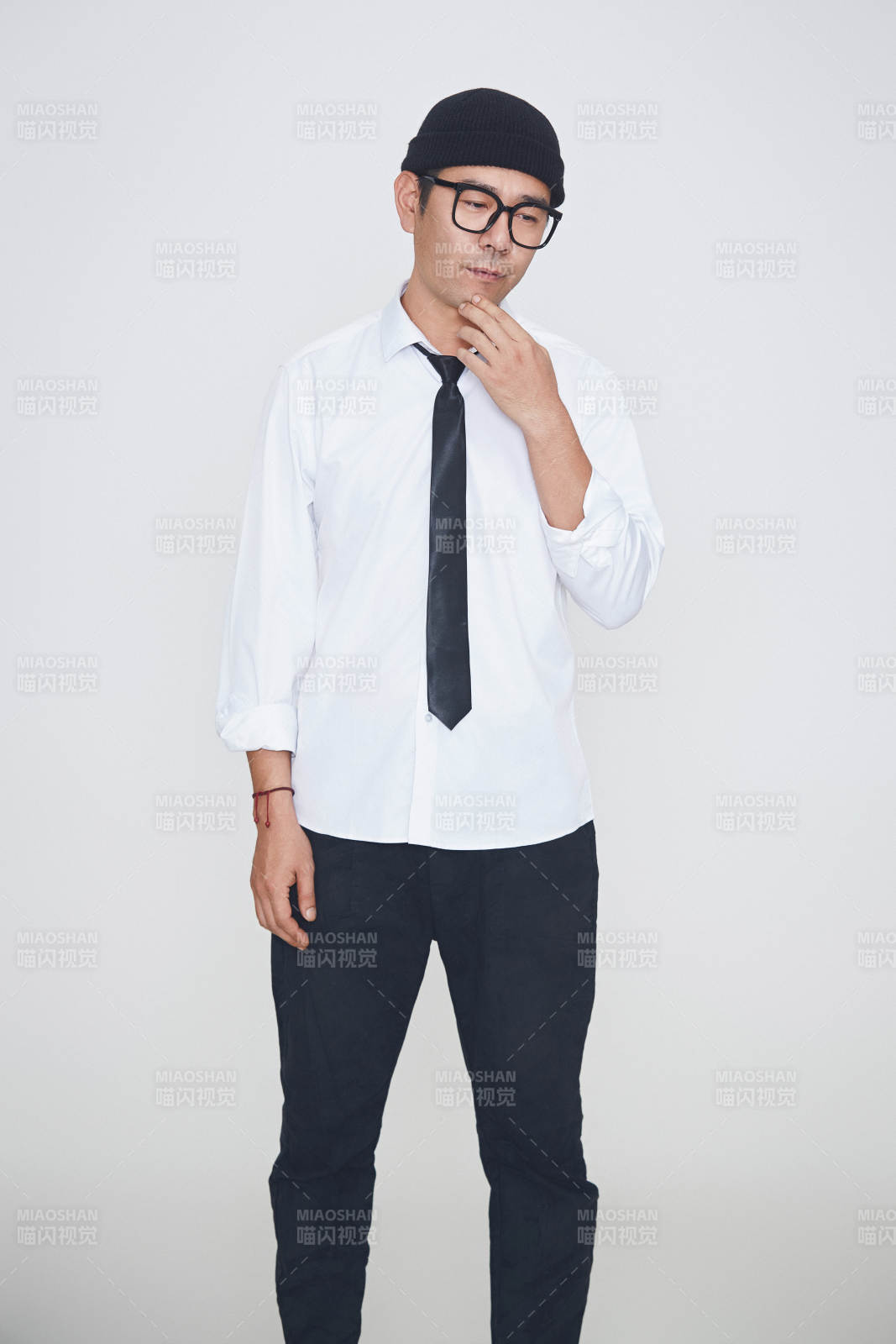 白色背景下的雅痞男士形象