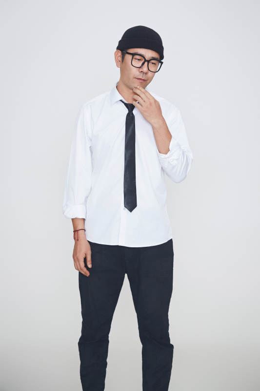 白色背景下的雅痞男士形象