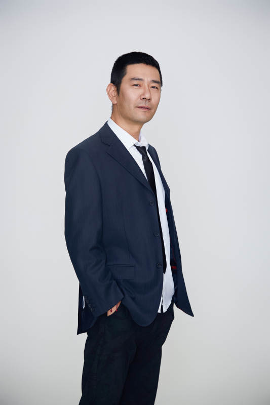 白色背景下的雅痞男士形象