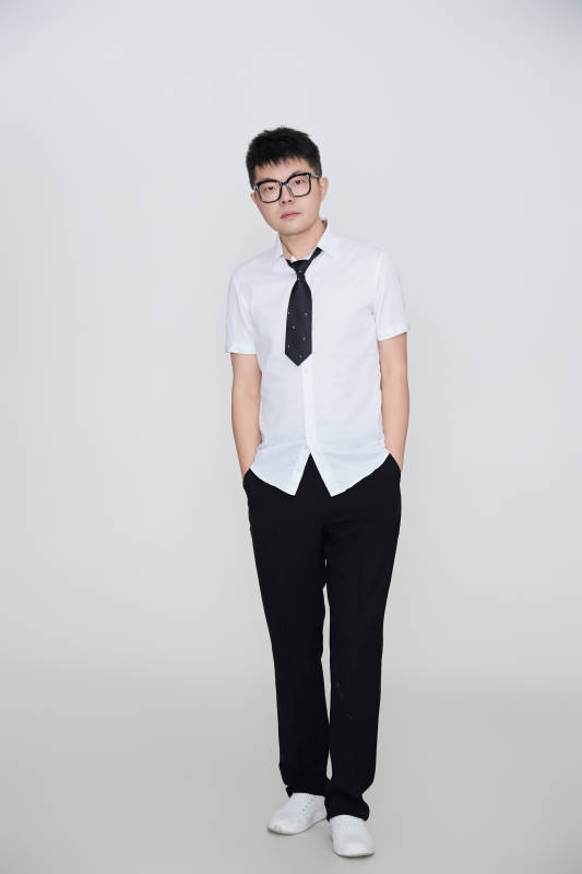 白色背景下的雅痞男士形象