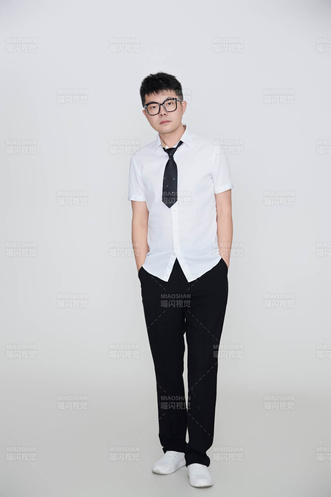 白色背景下的雅痞男士形象