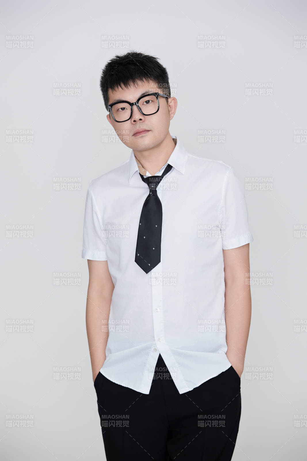 白色背景下的雅痞男士形象