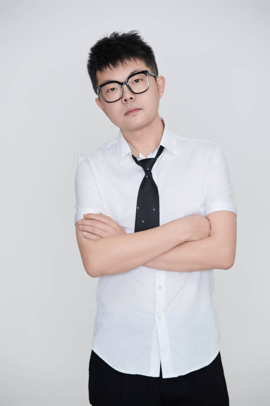 白色背景下的雅痞男士形象