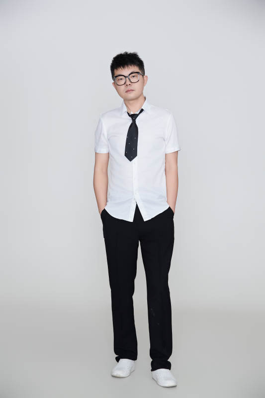 白色背景下的雅痞男士形象