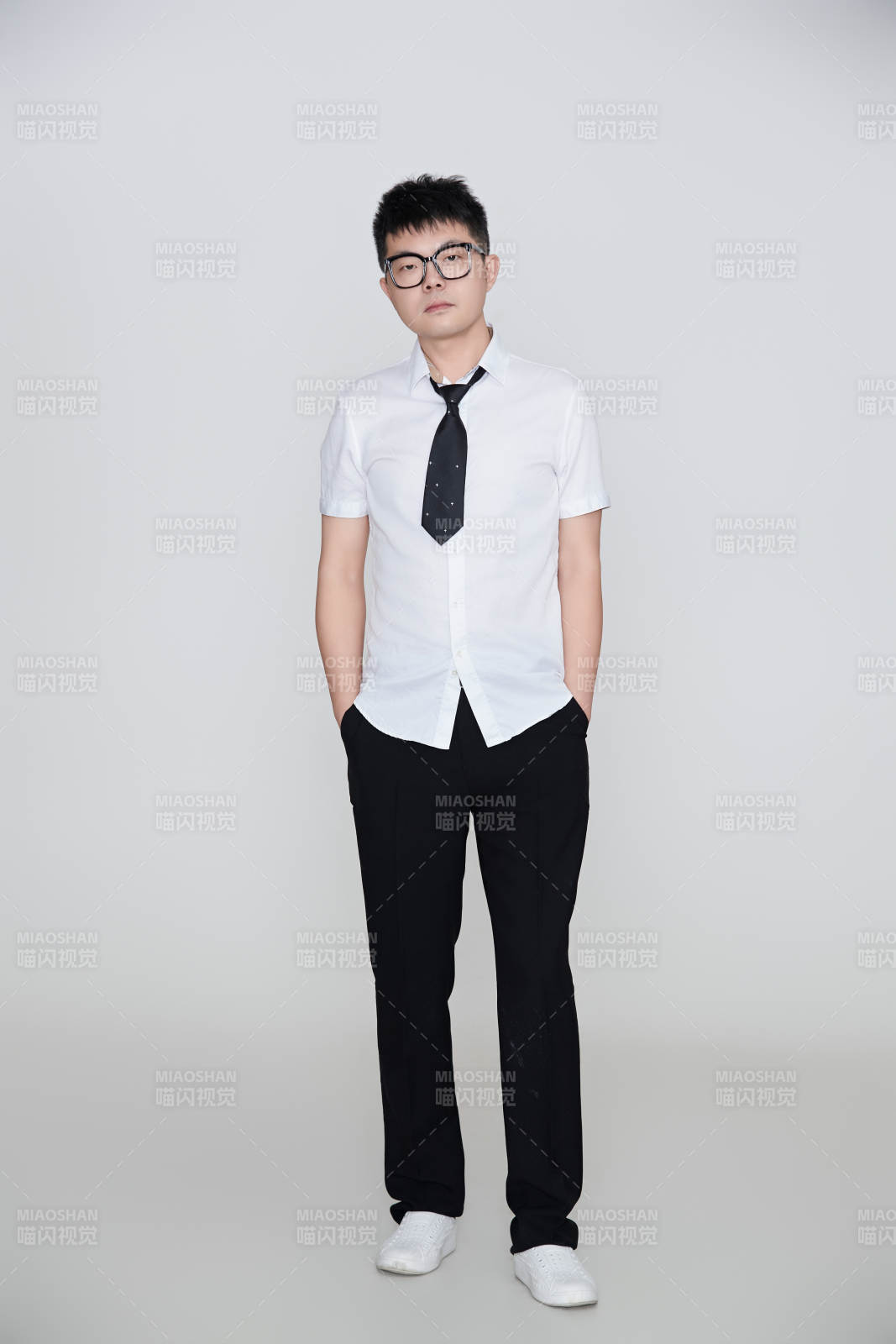 白色背景下的雅痞男士形象