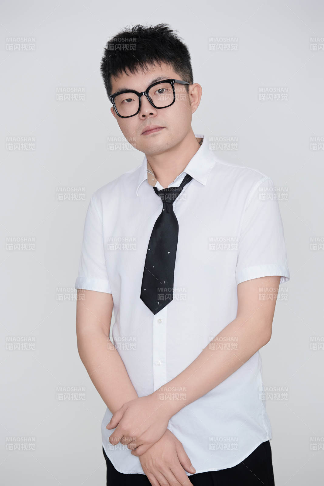 白色背景下的雅痞男士形象