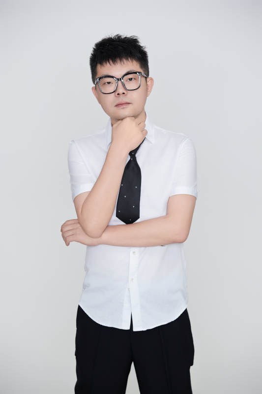 白色背景下的雅痞男士形象