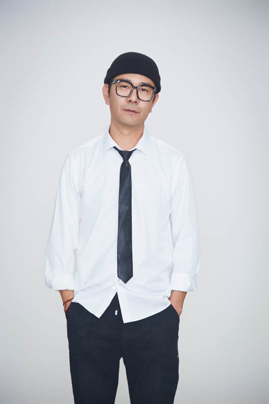 白色背景下的雅痞男士形象