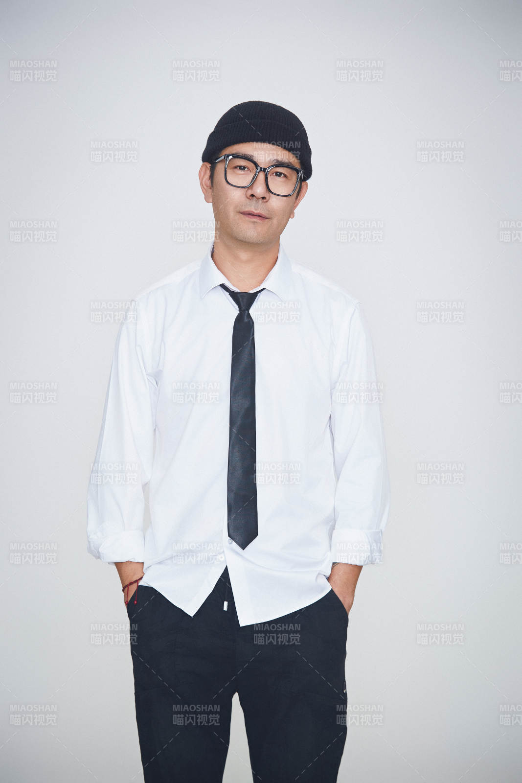 白色背景下的雅痞男士形象