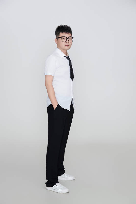 白色背景下的雅痞男士形象