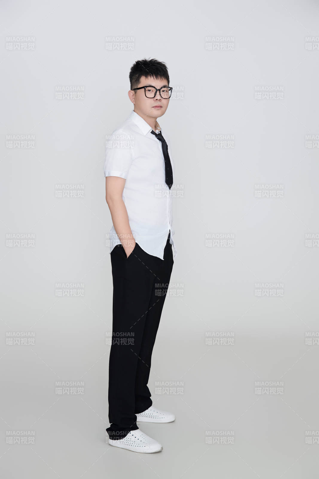 白色背景下的雅痞男士形象