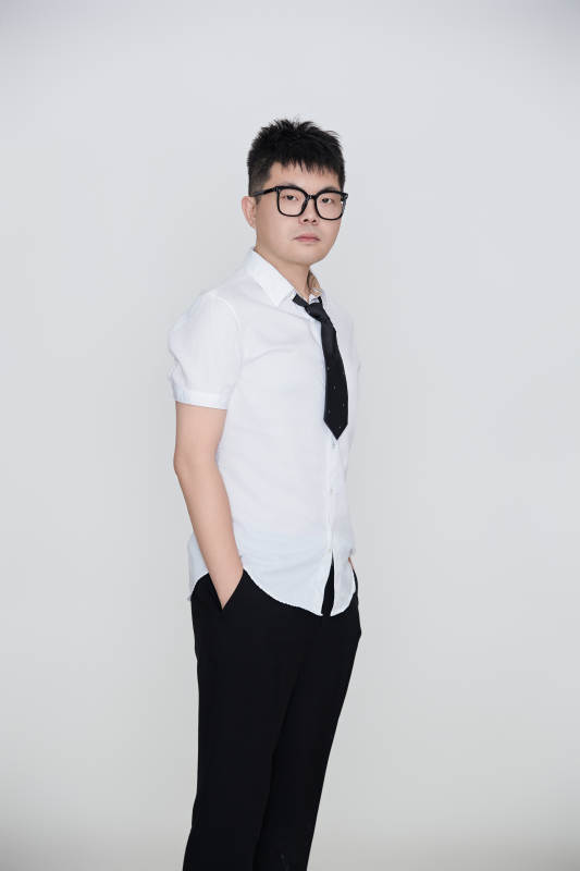 白色背景下的雅痞男士形象