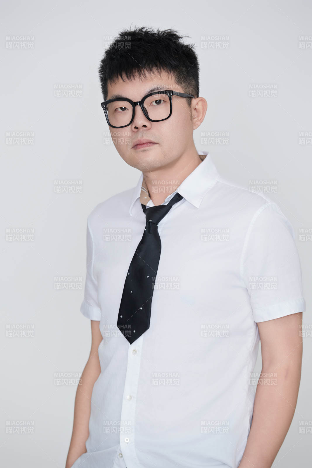 白色背景下的雅痞男士形象