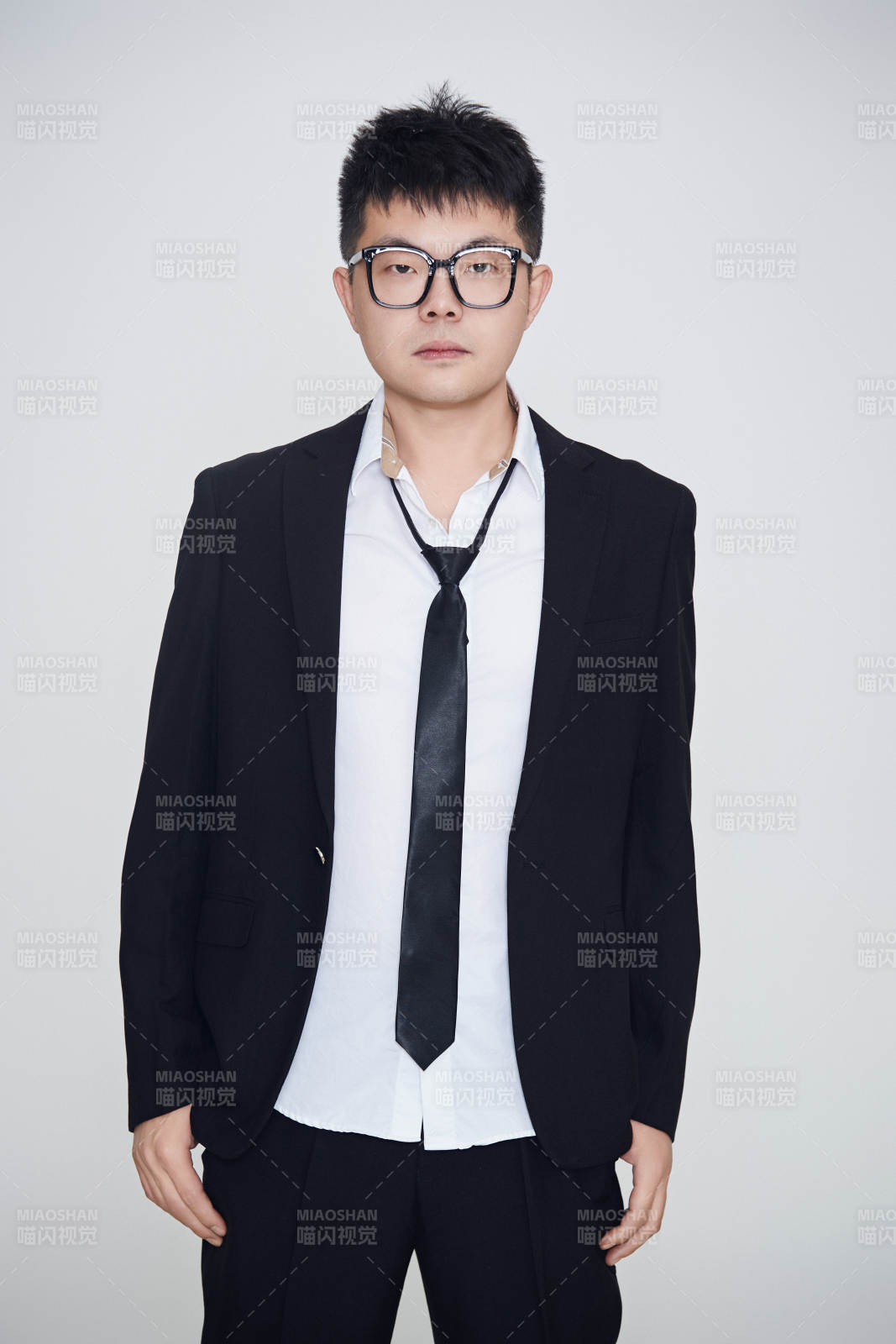 白色背景下的雅痞男士形象