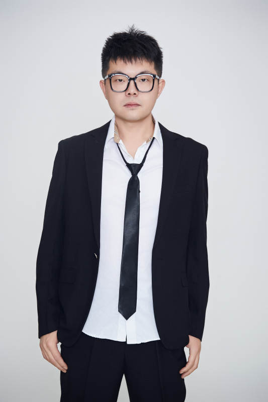 白色背景下的雅痞男士形象