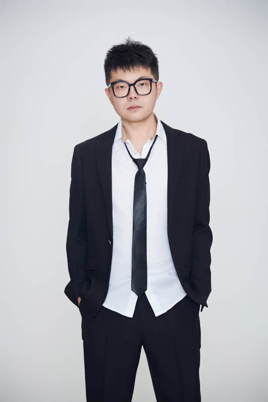 白色背景下的雅痞男士形象