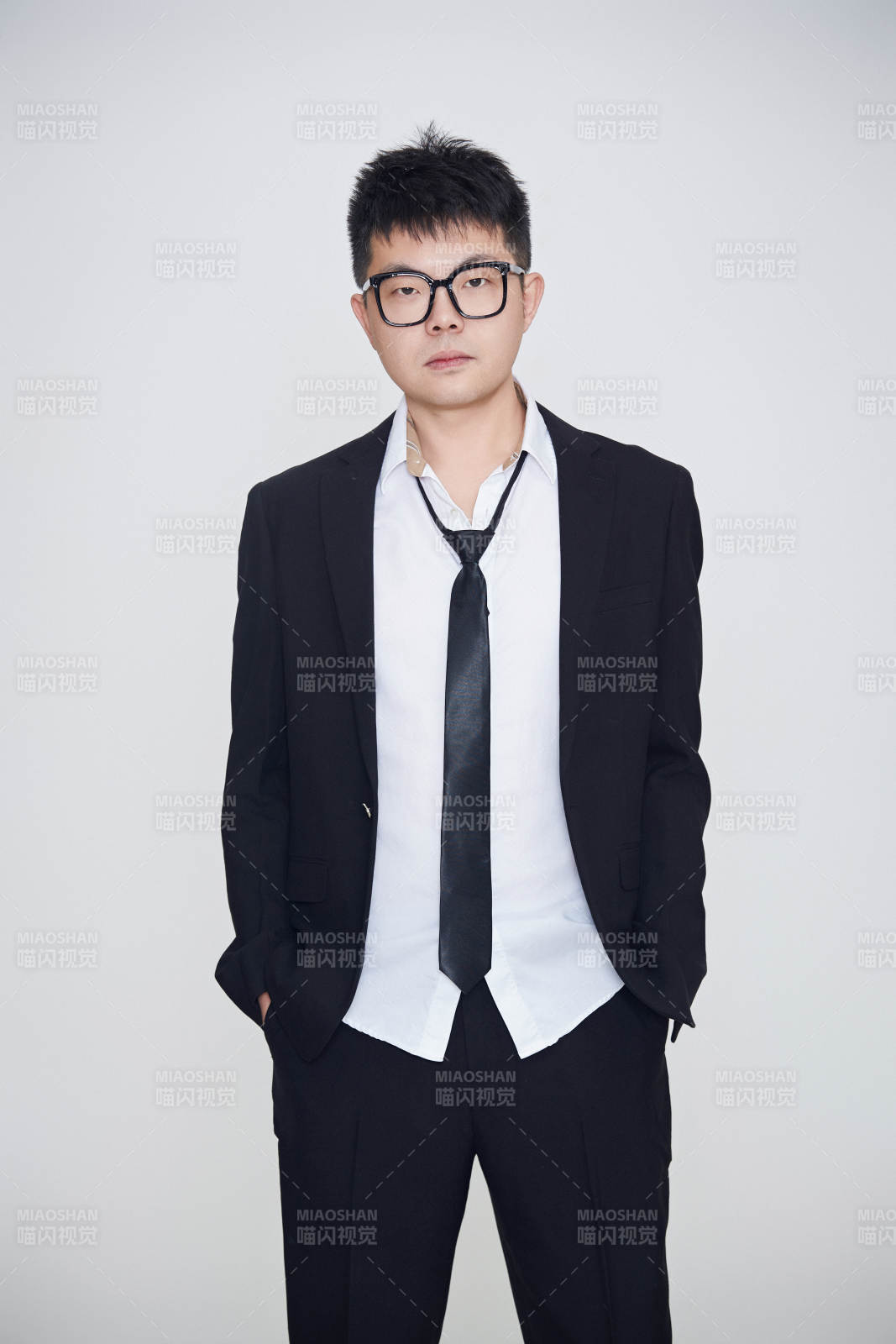 白色背景下的雅痞男士形象