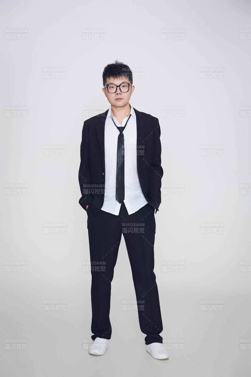 白色背景下的雅痞男士形象