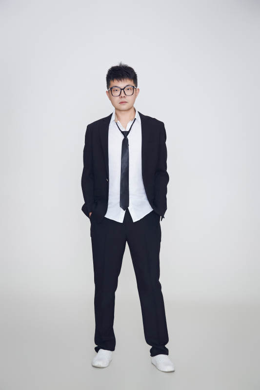 白色背景下的雅痞男士形象