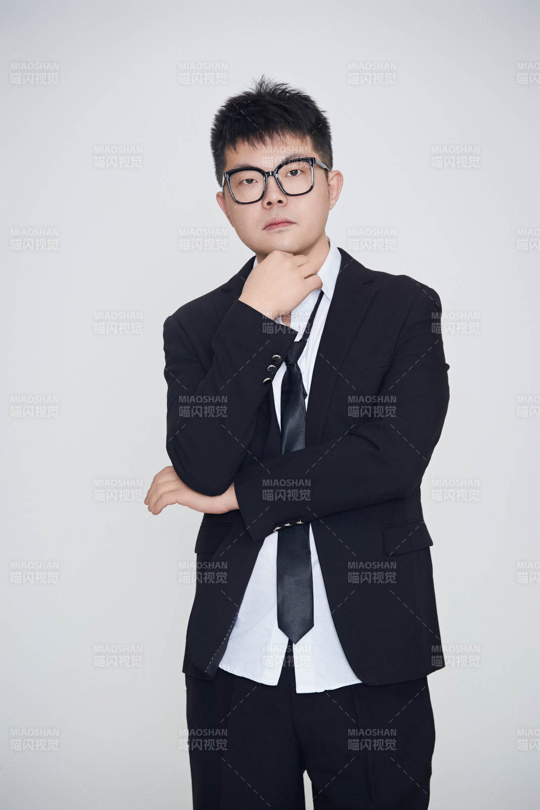 白色背景下的雅痞男士形象