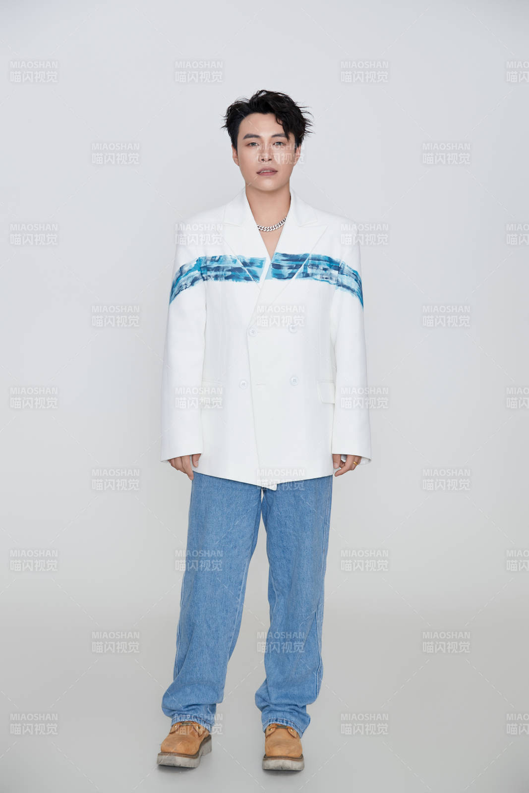 白色背景下的男性歌手形象