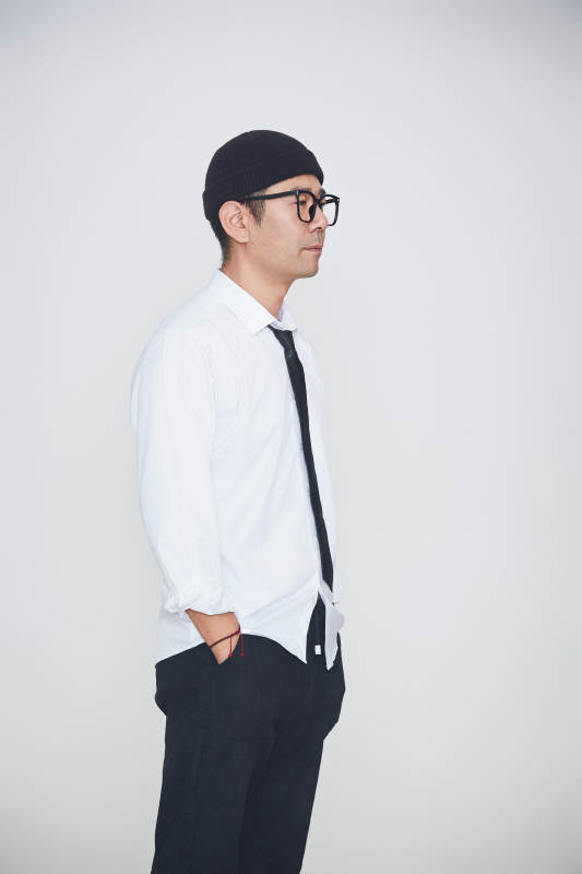 白色背景下的雅痞男士形象