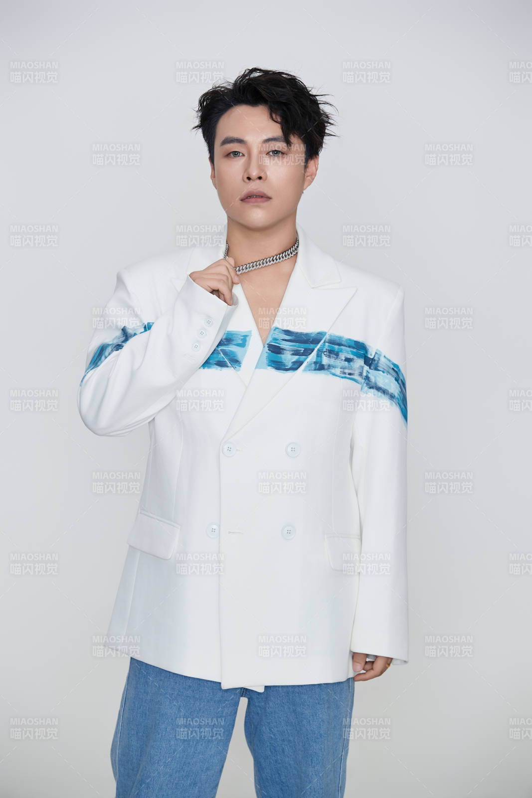 白色背景下的男性歌手形象