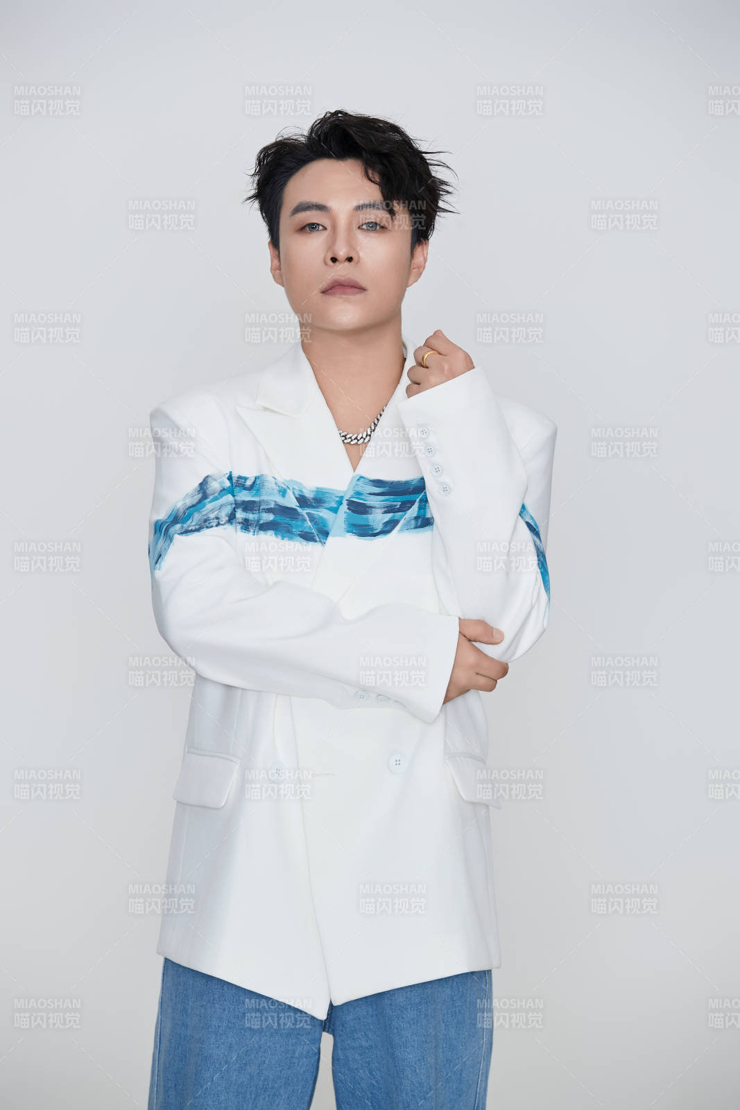 白色背景下的男性歌手形象