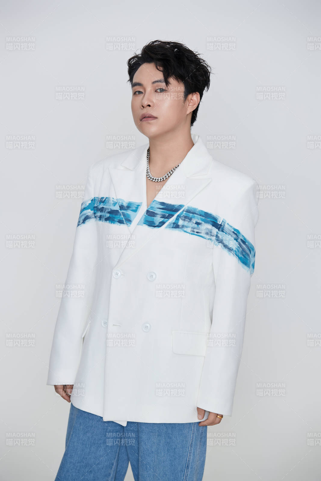 白色背景下的男性歌手形象