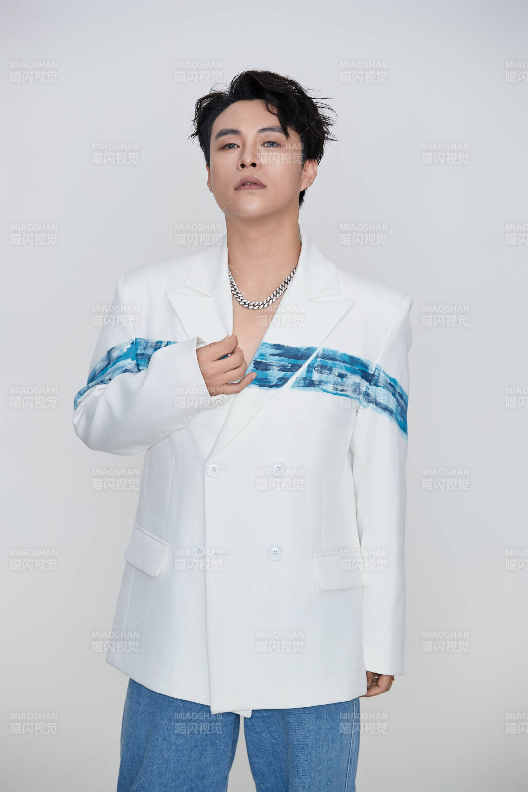 白色背景下的男性歌手形象