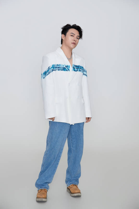 白色背景下的男性歌手形象