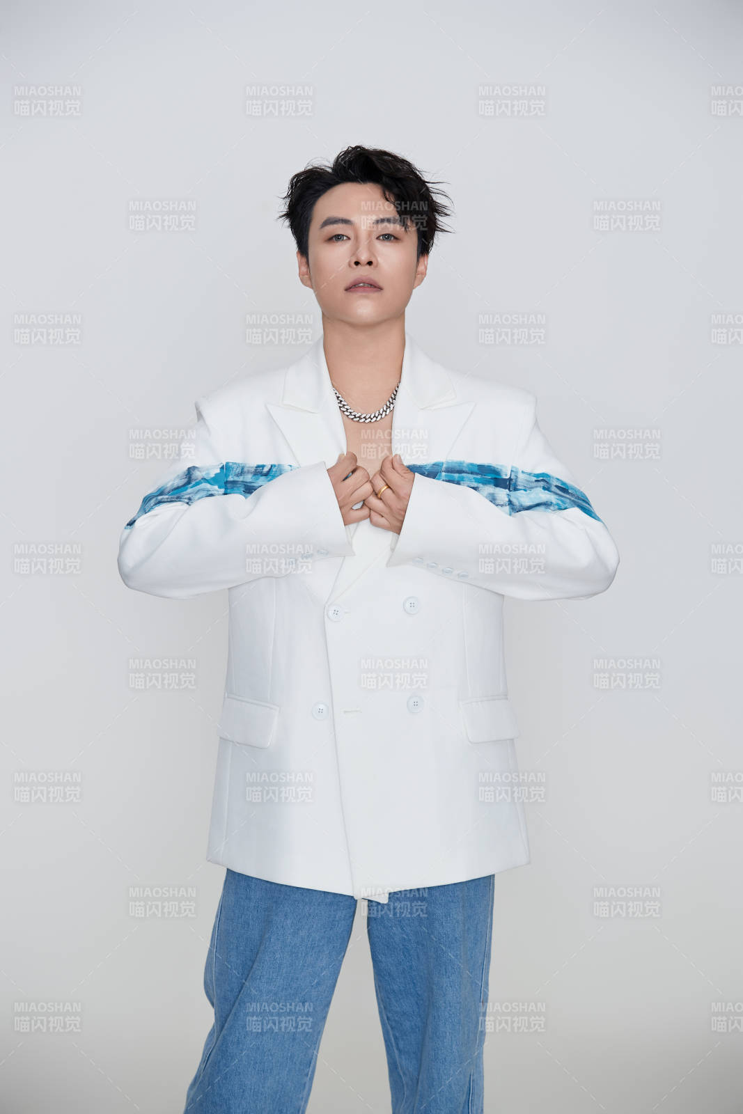 白色背景下的男性歌手形象