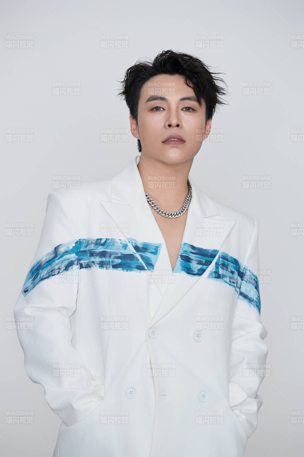 白色背景下的男性歌手形象