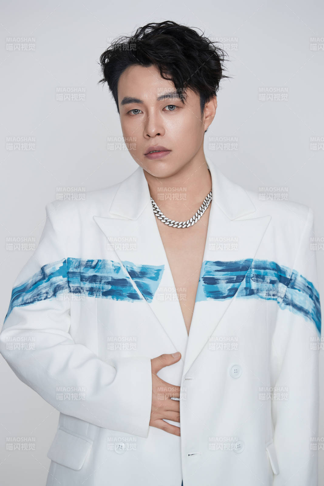 白色背景下的男性歌手形象