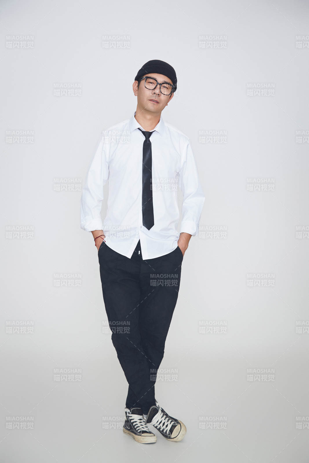 白色背景下的雅痞男士形象