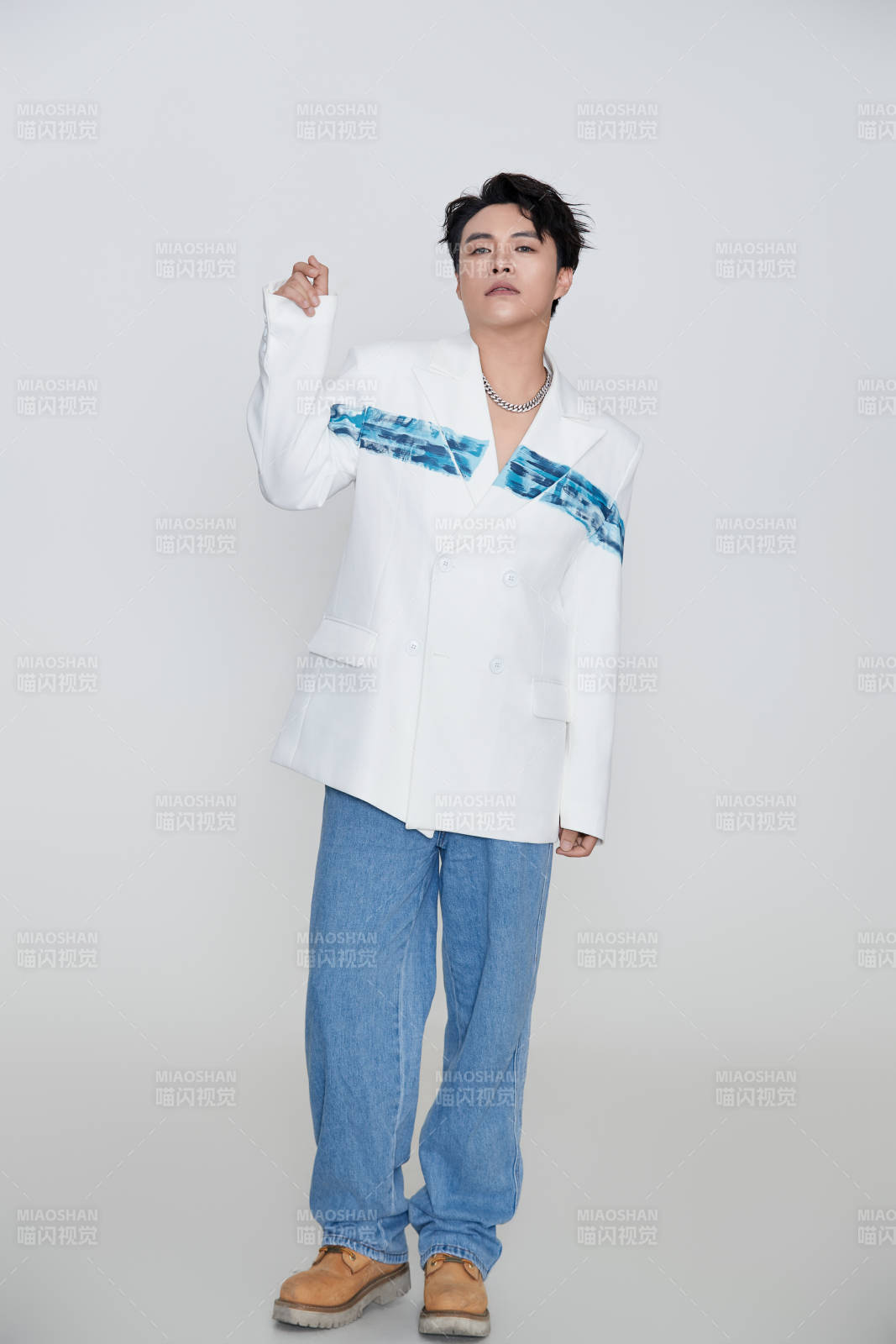 白色背景下的男性歌手形象