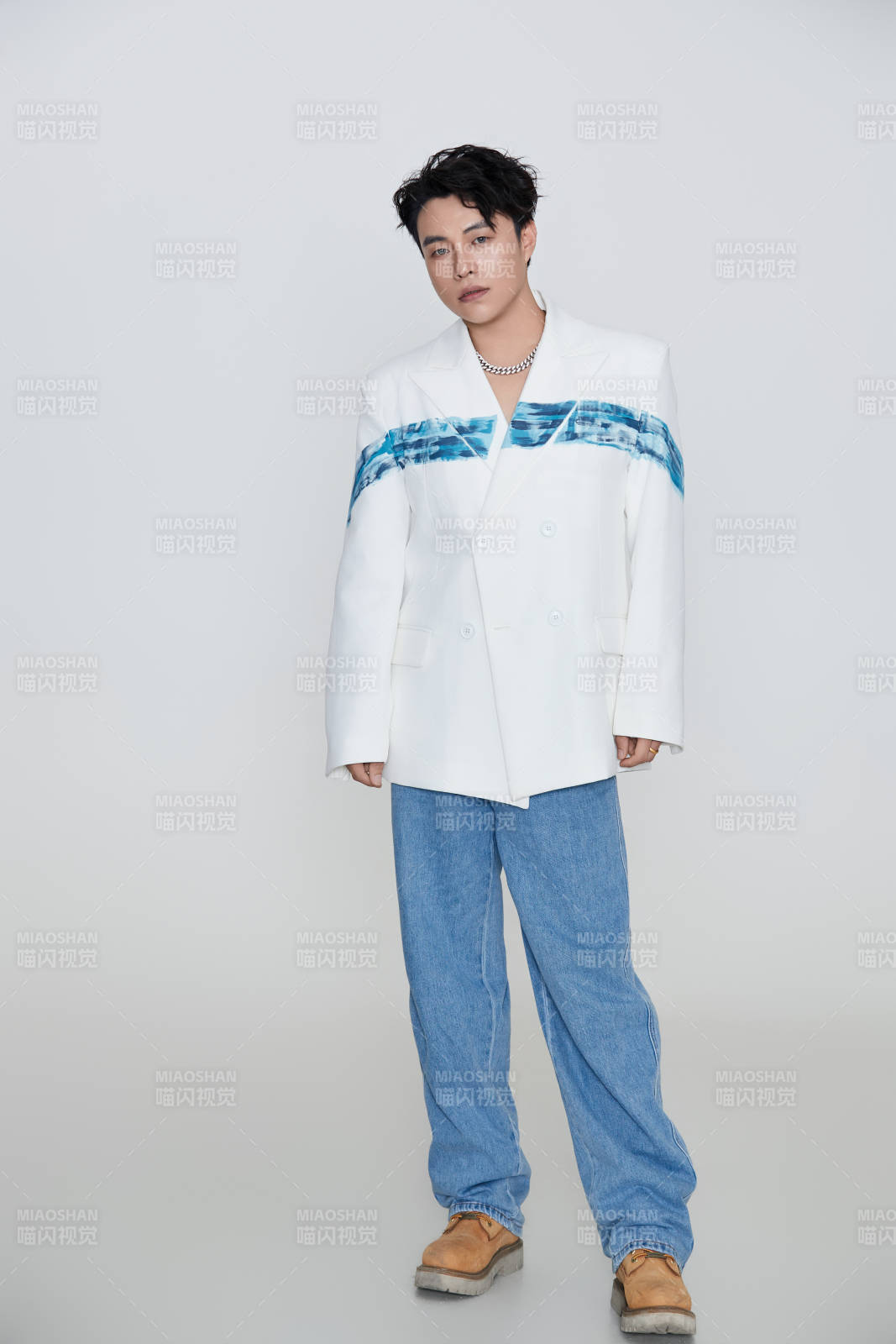 白色背景下的男性歌手形象