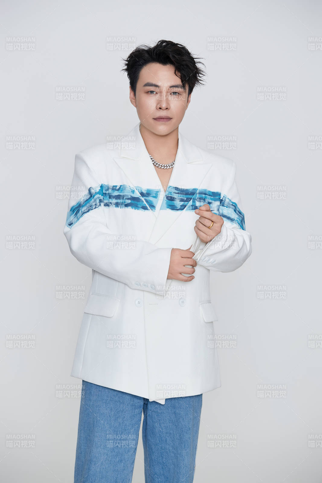 白色背景下的男性歌手形象