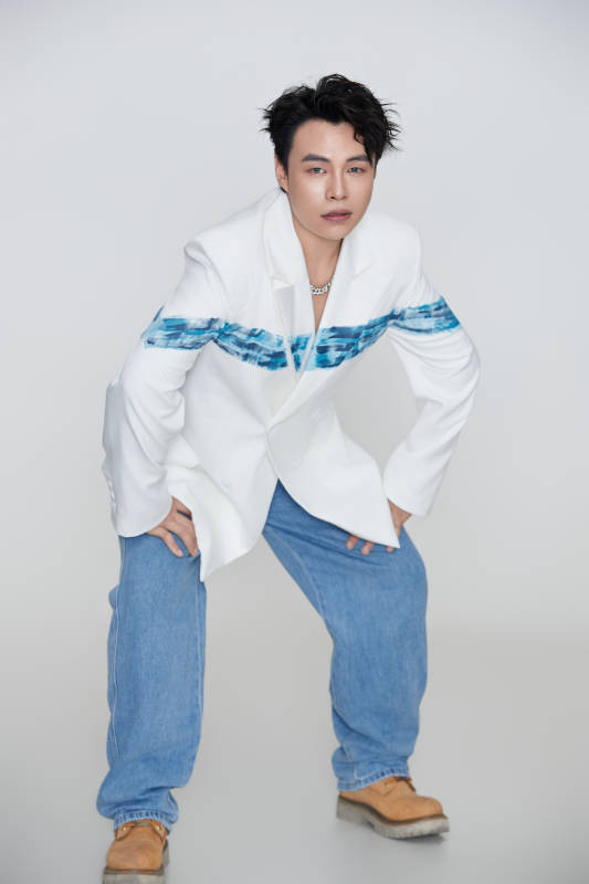 白色背景下的男性歌手形象