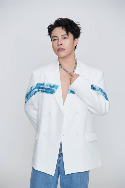 白色背景下的男性歌手形象