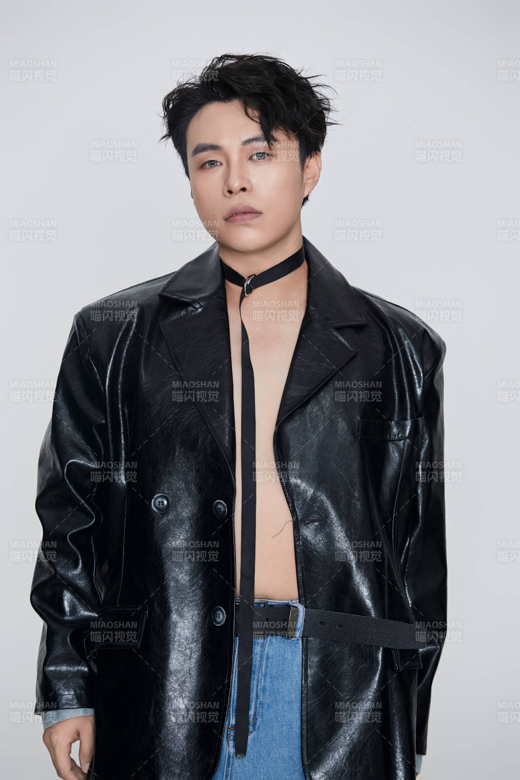 白色背景下的雅痞青年形象