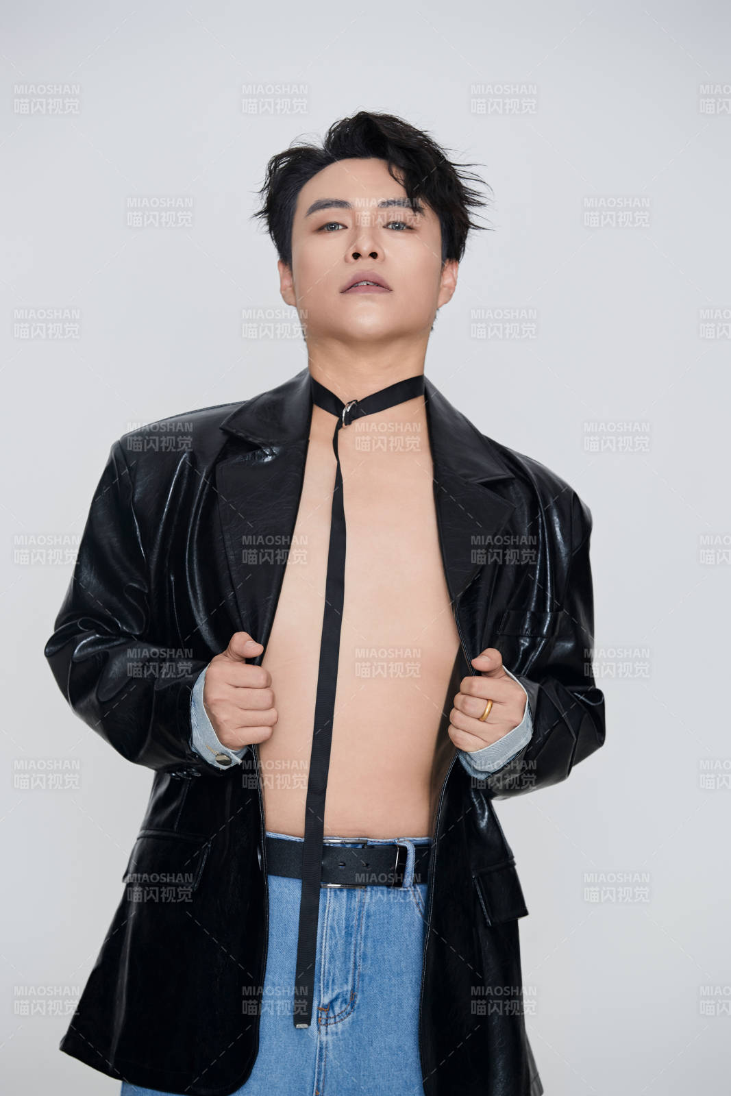 白色背景下的雅痞青年形象